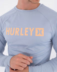 HURLEY | RASH SLIM FIT BOX LS | חולצת לייקרה תכלת 911