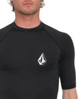 VOLCOM | LIDO SS | חולצת לייקרה שחורה שרוול קצר VOLCOM
