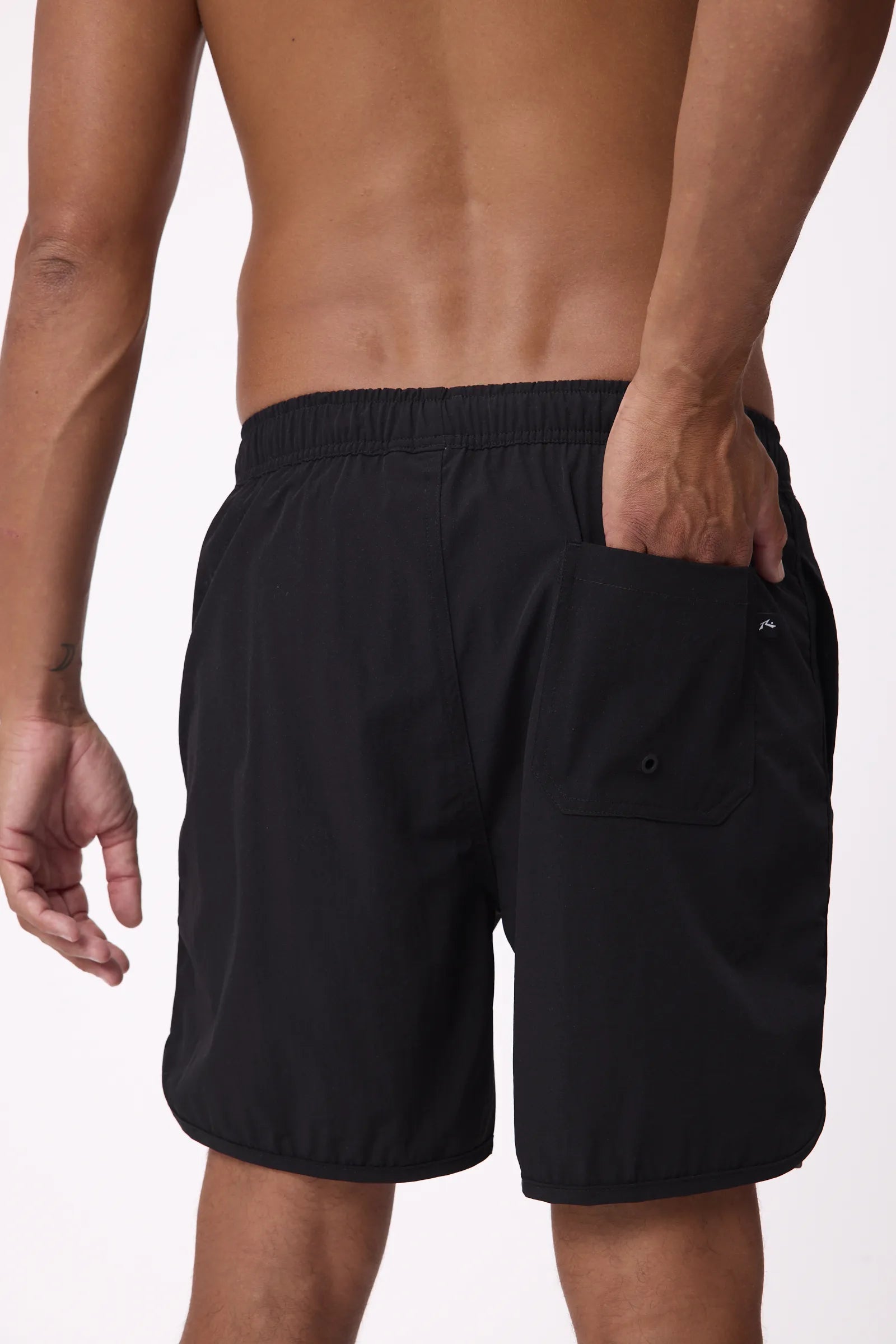 RUSTY | SHORT QUIJOTE BLACK | מכנס ספורט ובגד ים אוריונקה