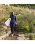 SOORUZ | FLY+ BZ NAVY 4/3 WOMEN 23 | חליפת גלישה נשים סגירה אחורית דוגית